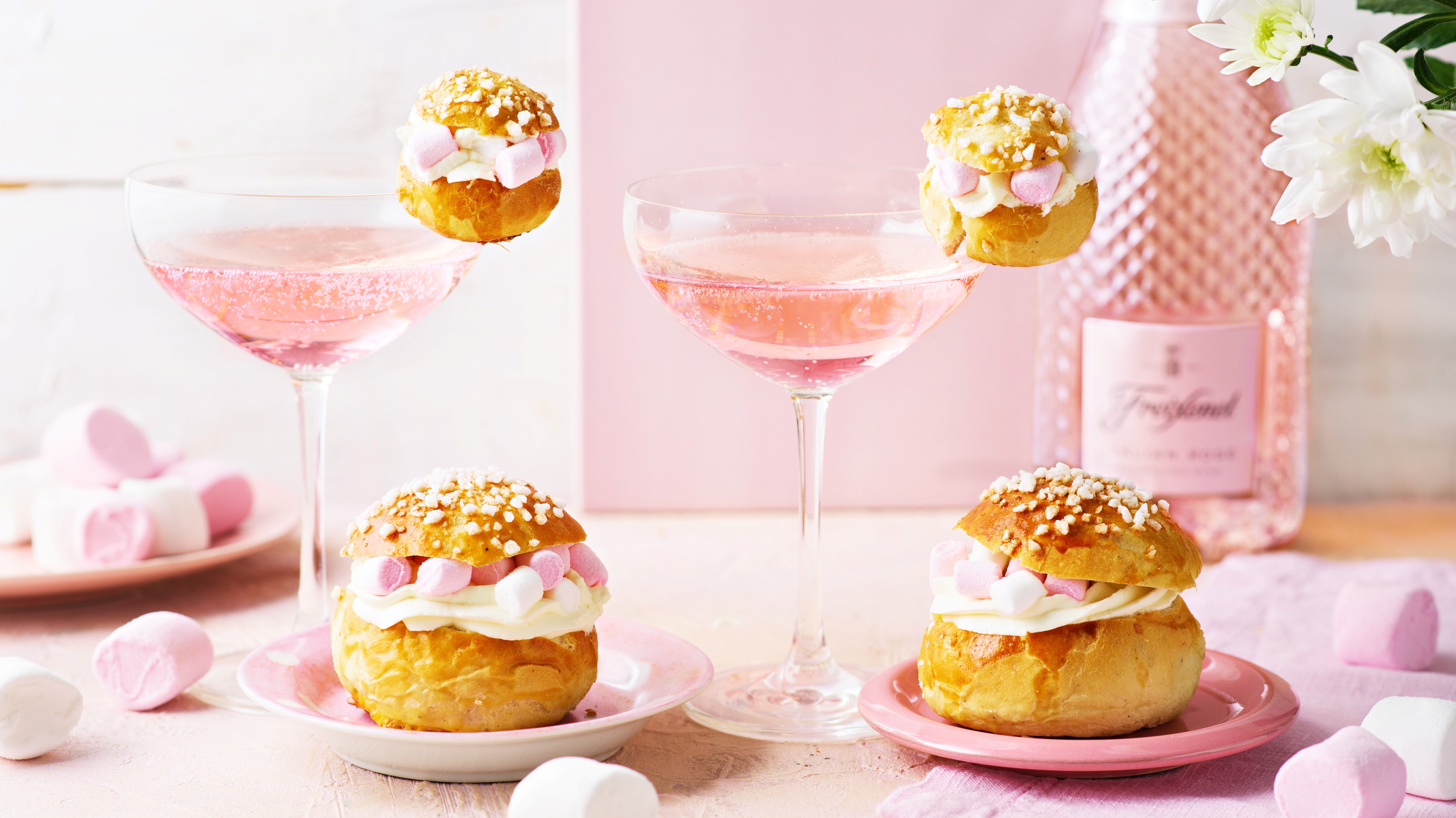 Kuohuviiniä, vaahtokarkkia ja pullaa