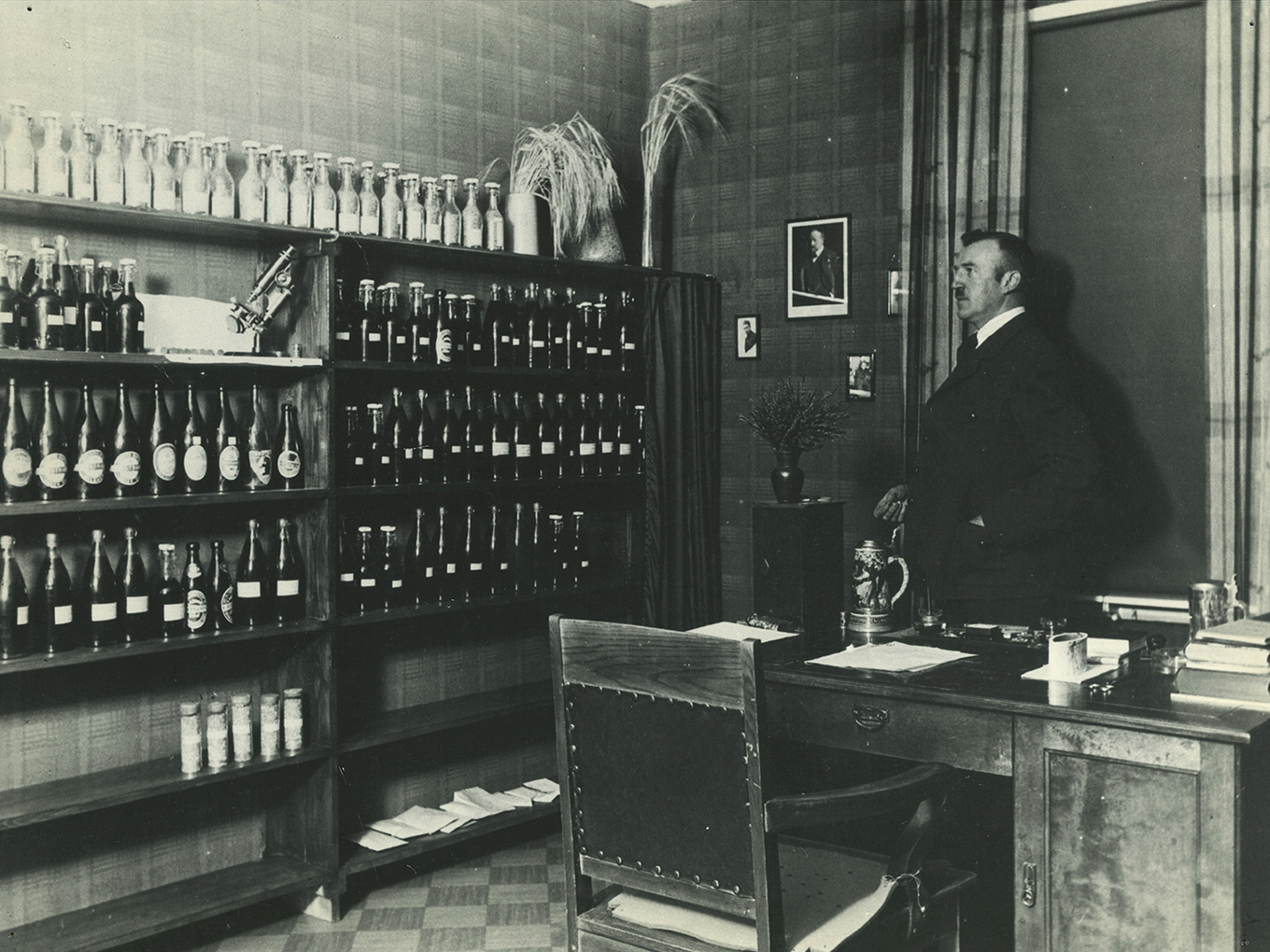 Mallasjuoman panimomestari Wilhelm Klingen työhuoneessaan 1948