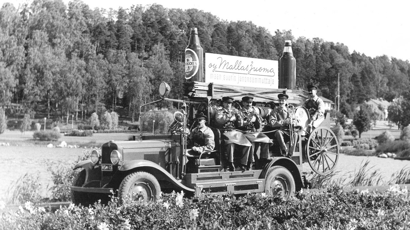Mallasjuoman torvisoittokunta ajokkinsa kyydissä