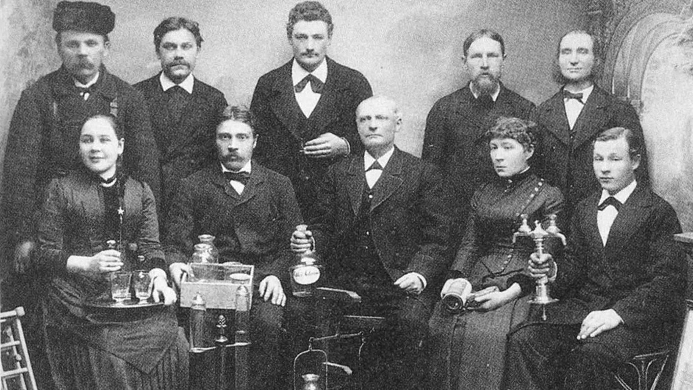 Hartwallin henkilöstön ryhmäkuva, keskellä johtaja August Ludvig Hartwall