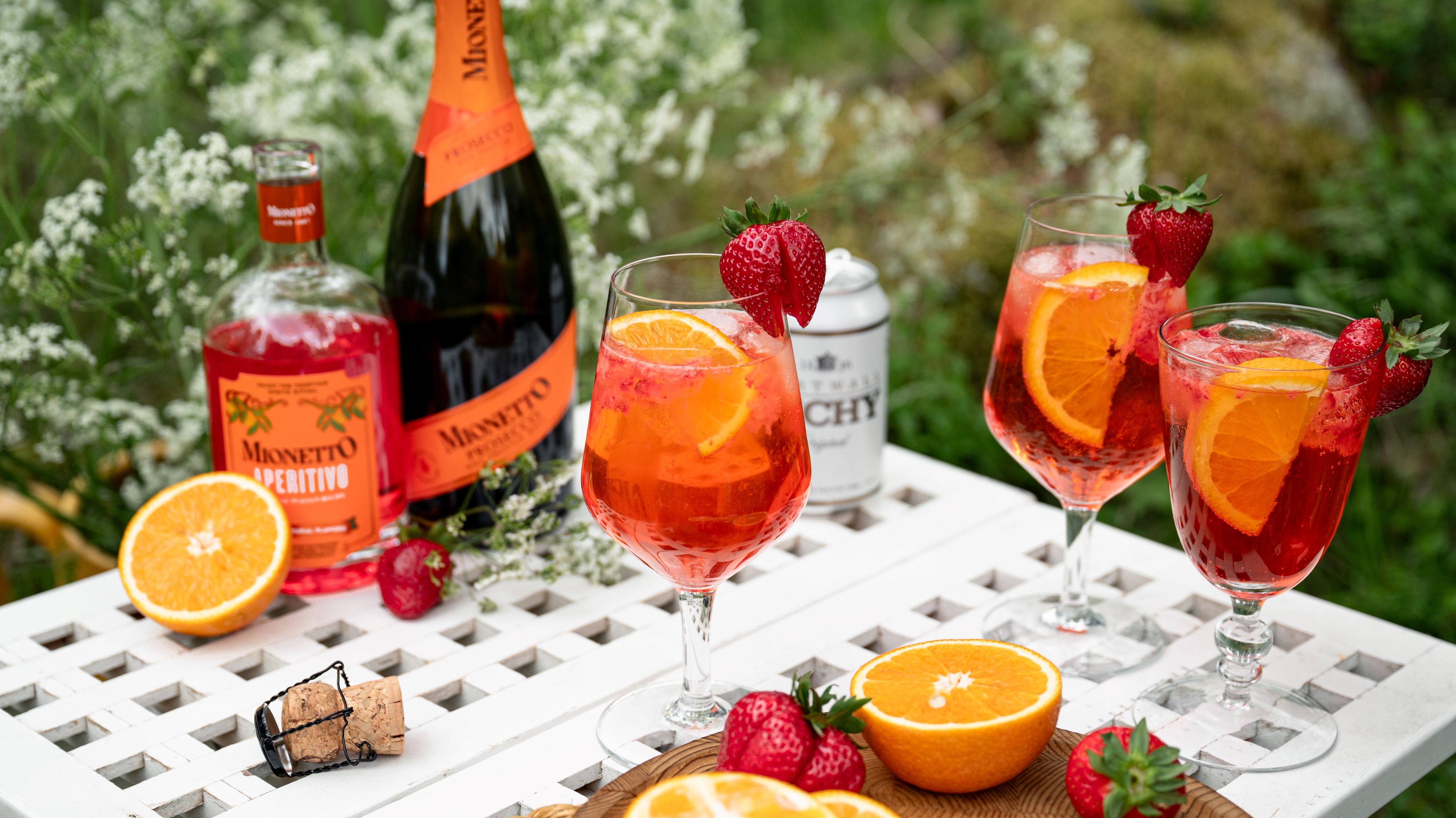 Kesäinen mansikkadrinkki eli mansikka-aperitivo