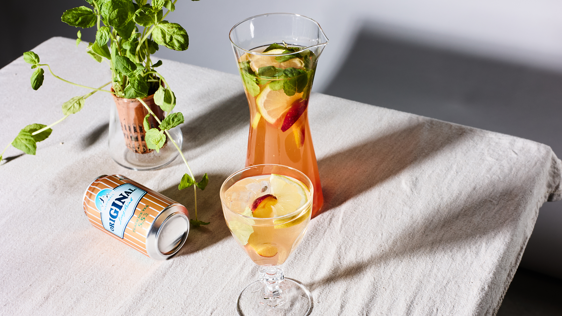 Jäätee-sangria on suomalainen versio sangriasta
