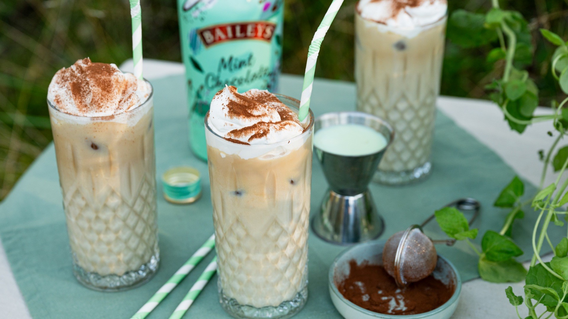 Baileys-jääkahvi syntyy samettisesta minttusuklaalikööristä