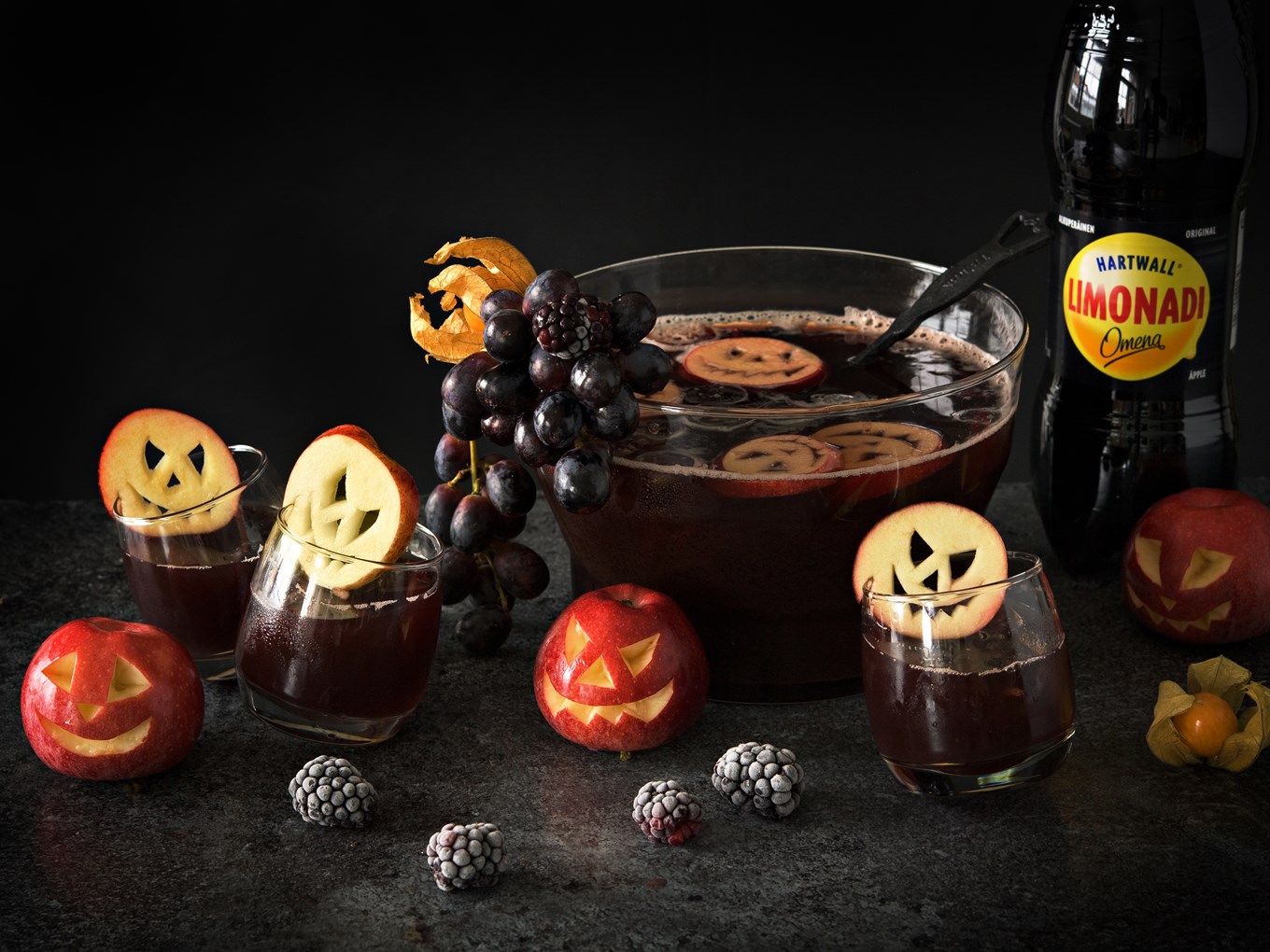 Omenasangriabooli halloween-teemainen kattaus ympärillä