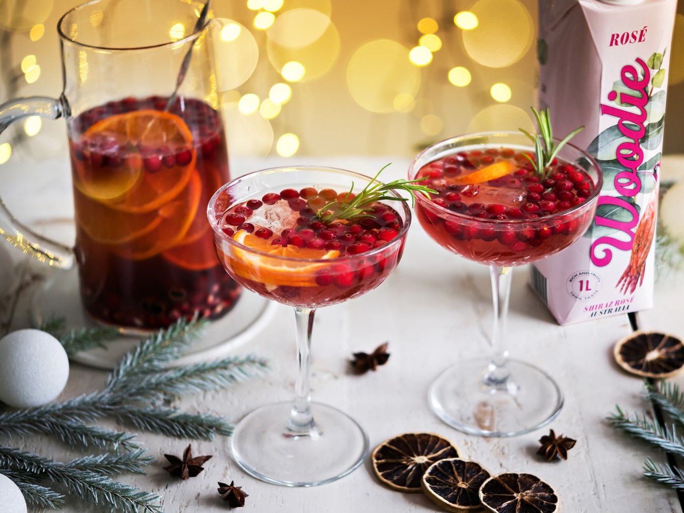 Itse tehty joulusangria kannussa ja laakeissa viinilaseissa.