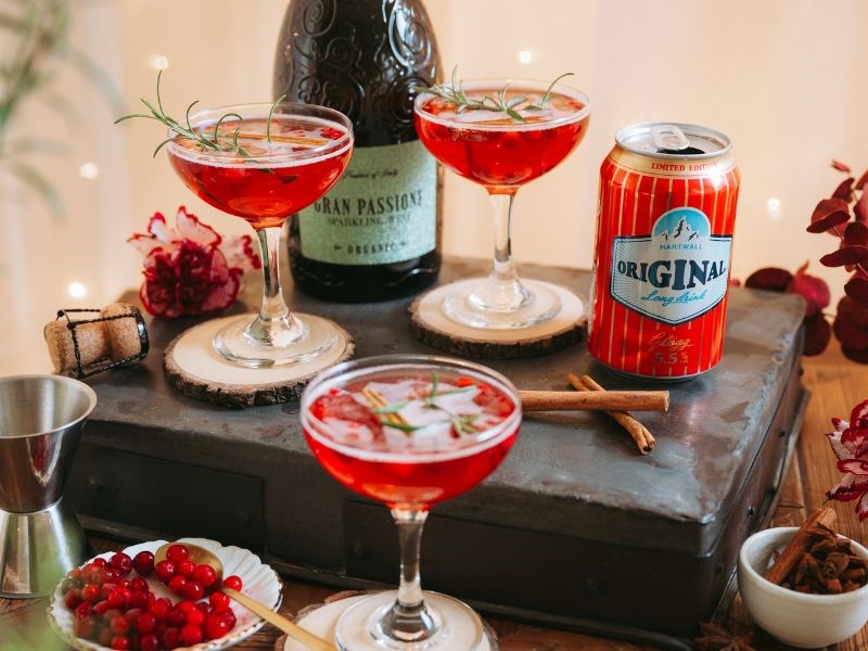 Laakeaan lasiin valmistettu glögidrinkki