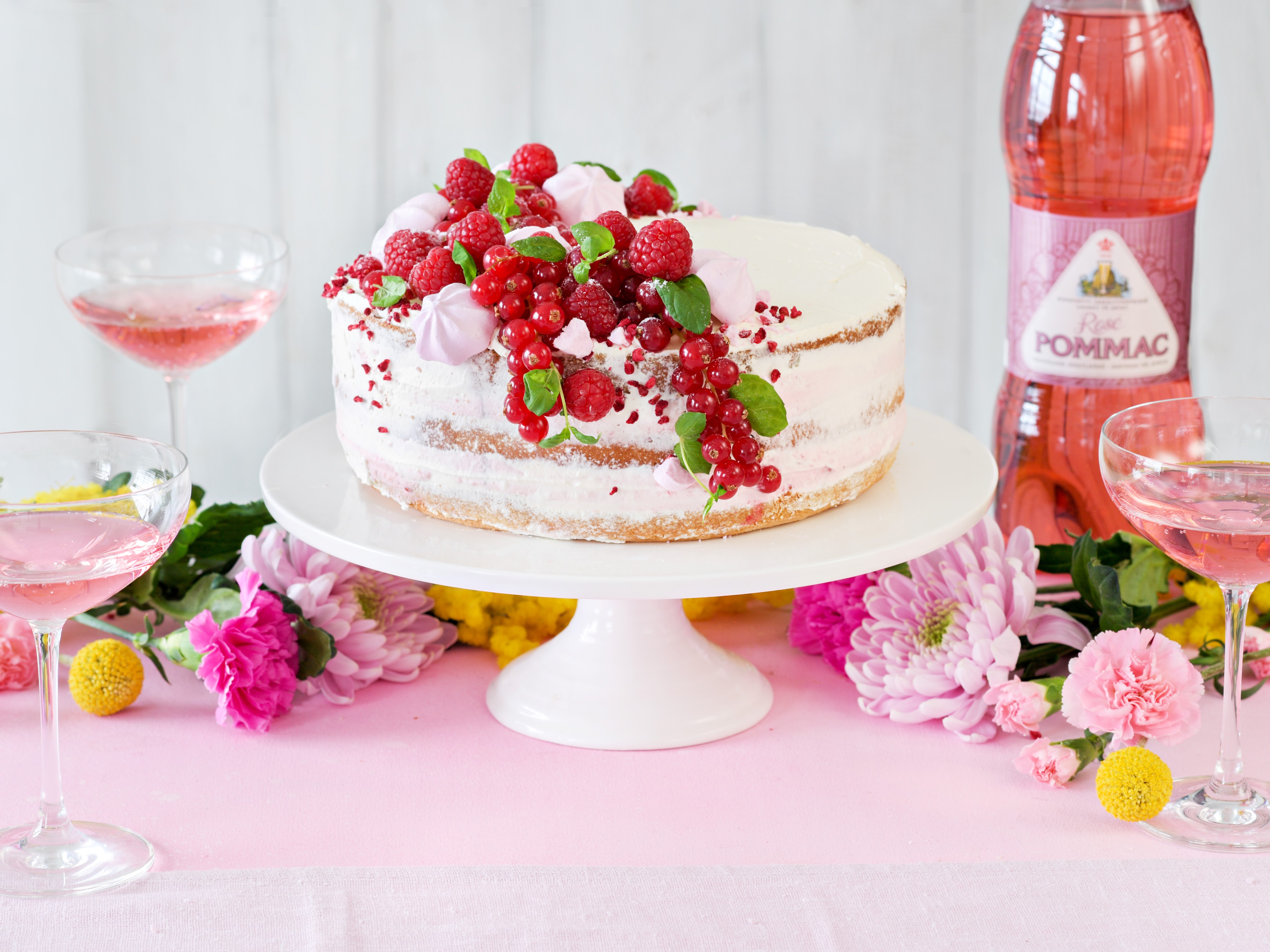 Äitienpäivän herkullinen Pommac Rosé -kakku