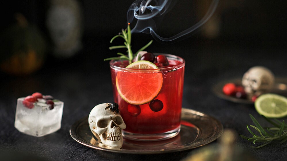 Täydellinen halloween-cocktail syntyy karpalosta, valkoviinistä ja limestä