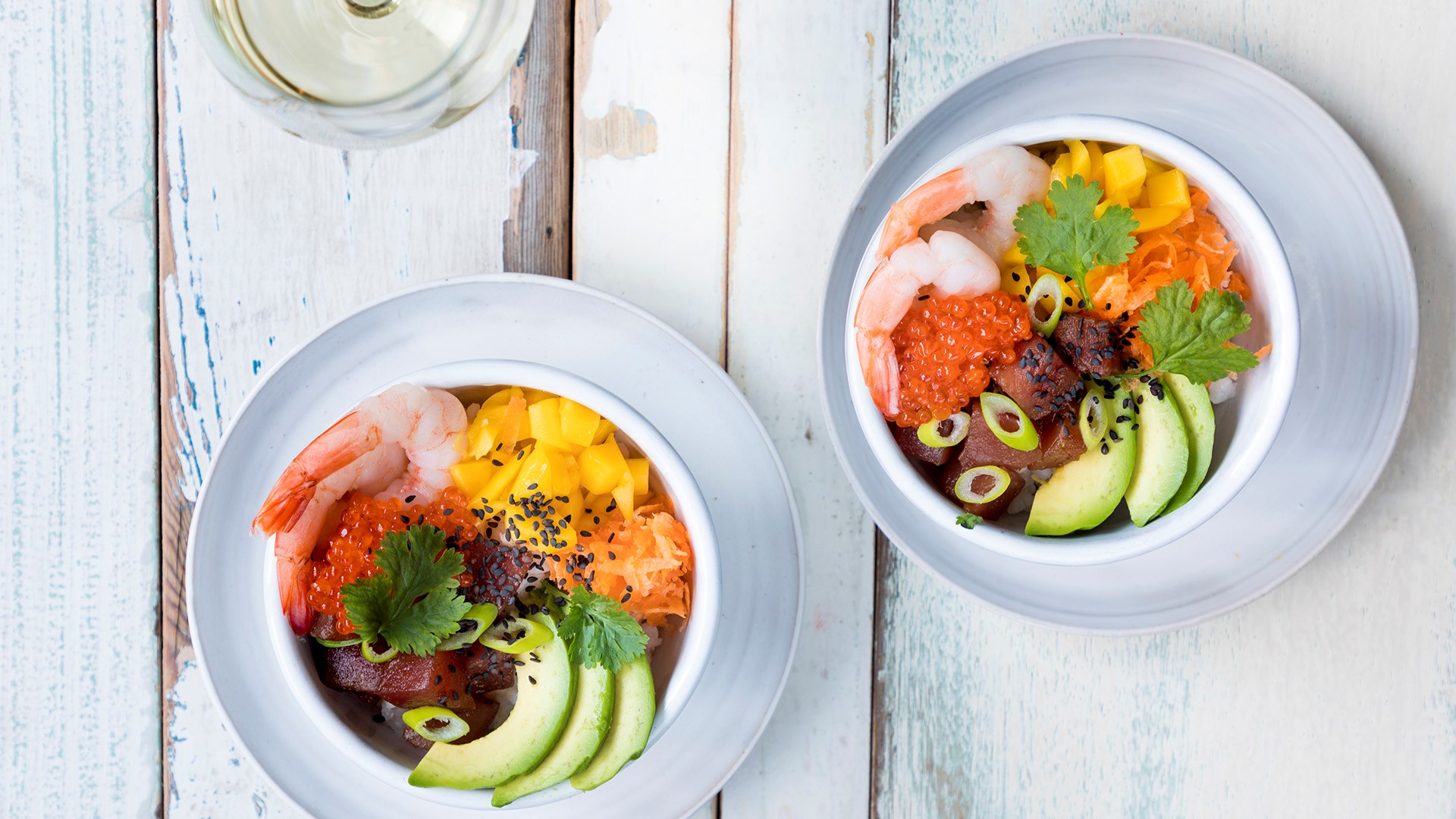 Ohjeet herkulliseen sushi bowliin ja viinisuositukset